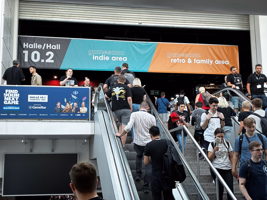 Visitors streaming into Hall 10 at gamescom 2025