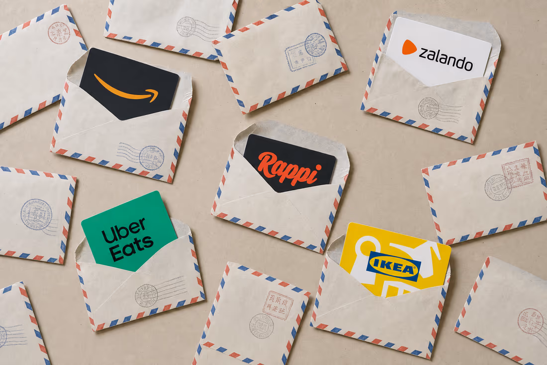 Sobres de correo aéreo de muchos países vistos desde arriba, con tarjetas de regalo asomando de varios de ellos